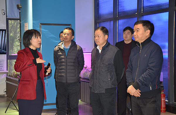 向考察組匯報展廳相關情況.png