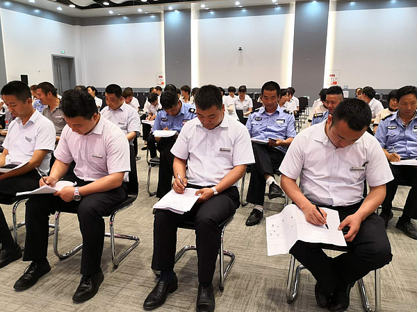 筆試考場員工們在認真作答.jpg